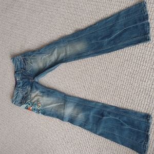 Distressed jeans with embroidery... So cute with that Bohemian flare ..